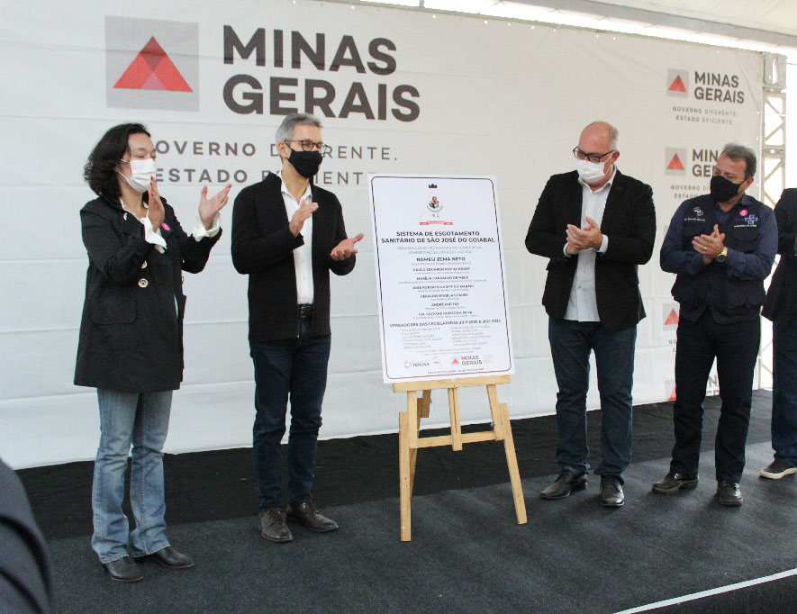 Beto Guimarães entregando ambulância para a população