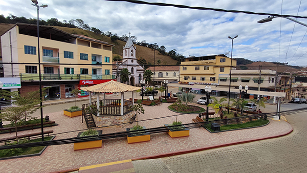 Praça revitalizada em São José do Goiabal